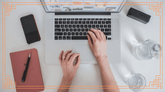 Dłonie na klawiaturze laptopa