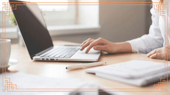 Praca zdalna na laptopie